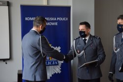 Zastępca Komendanta młodszy inspektor Jacek Cholewa podaje rękę odchodzącemu na emeryturę