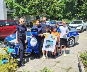 policjanci wraz z uczniami