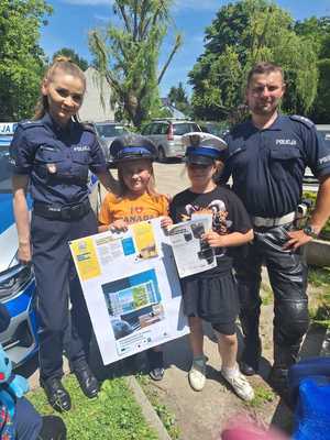 policjanci wraz z uczniami