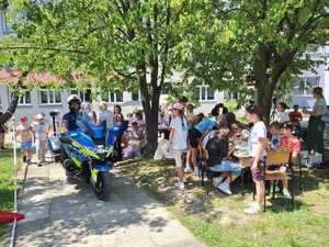 policjant na motorze podczas pikniku