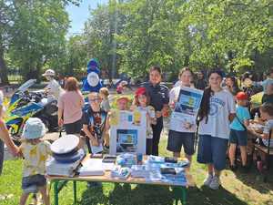 policjantka wraz z uczniami