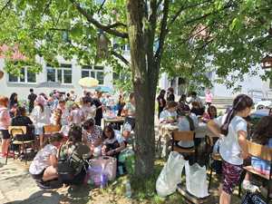 uczestnicy na szkolnym pikniku