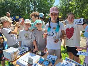 uczniowie przy policyjnym stanowisku