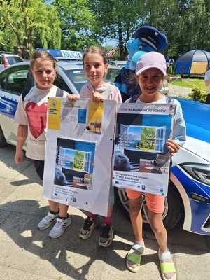 uczniowie z plakatami