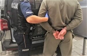 Policjant i zatrzymany przy radiowozie