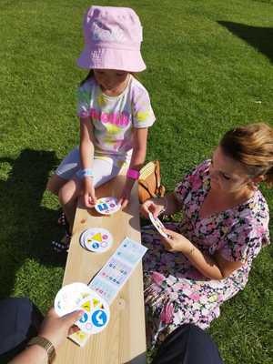 dziewczynka grające w dobble znaki drogowe z policjantką (2)