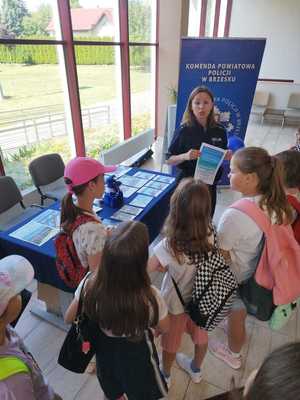 policjantka opowiadająca dzieciom o bezpieczeństwie podczas wakacji