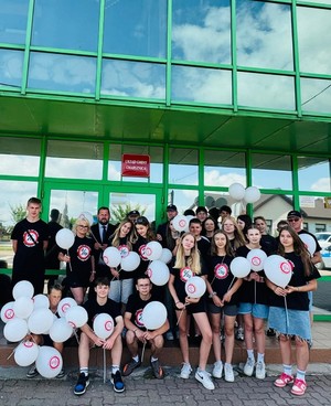 uczniowie wspólnie z Wójtem Gminy Charsznica