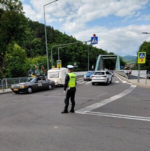 policjant drogówki kieruje ruchem
