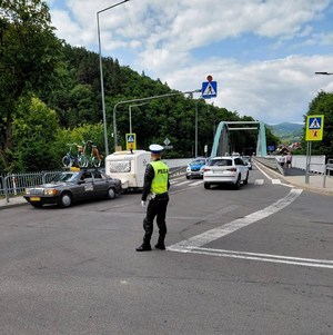policjant drogówki kieruje ruchem