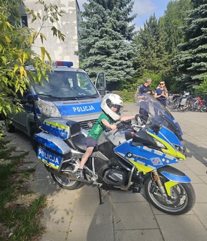 1 dziecko na policyjnym motocyklu