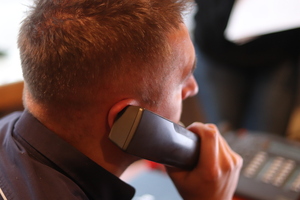 policjant przy telefonie