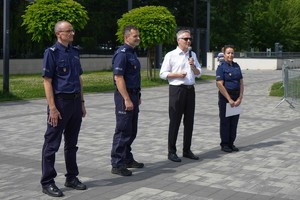 Zastępca komendanta wojewódzkiego policji w krakowie insp. Maciej Kubiak oraz zastępca kuratora oświaty i naczelnik wydziału prewencji