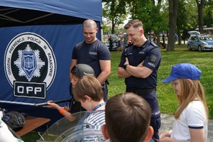 policjanci z oddziału prewencji prezentują dzieciom wyposażenie