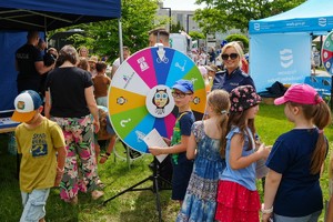 dzieci na stanowisku ruchu drogowego