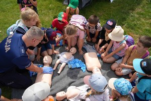 Dzieci uczą się udzielania pierwszej pomocy