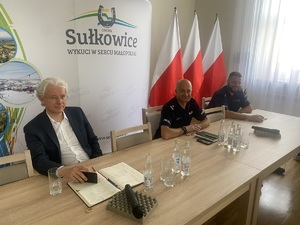 zdjęcie przedstawiające wiceburmistrza gminy Sułkowice, naczelnika prewencji oraz dzielnicowego podczas debaty
