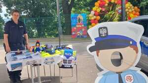 umundurowana policjantka na stoisku profilaktycznym