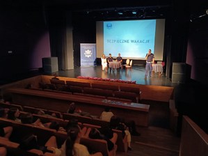 policjant drogówki podczas prelekcji