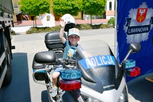 chłopiec na policyjnym motocyklu