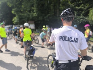 Policjant czuwa nad bezpieczeństwem dzieci na rowerach