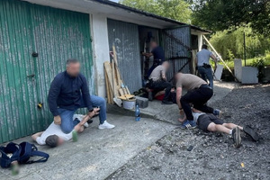 dynamiczne zatrzymanie kilku mężczyzn przez policjantów nieumundurowanych