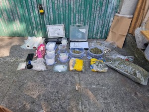 zabezpieczone narkotyki na betonie