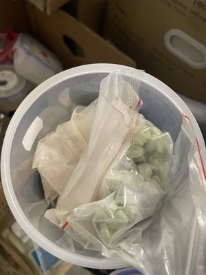 zielone tabletki w worku foliowym