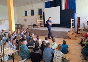 dzielnicowy podczas prelekcji na temat bezpieczeństwa