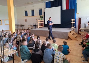 dzielnicowy podczas prelekcji na temat bezpieczeństwa