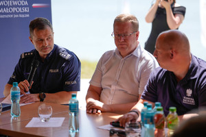 komendant kubiak, wójt i wojewoda w trakcie przemówienia komendanta policji