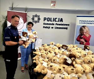 Pan Komendant i Pani Prezes Fundacji oglądają pluszowe misie