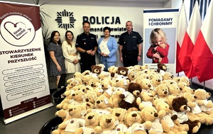 wspólne zdjęcie przedstawicieli fundacji oraz policji przy 300 pluszowych misiach