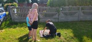 Bezpieczne wakacje uczennice uczą pierwszej pomocy kierującą i jej dziecko