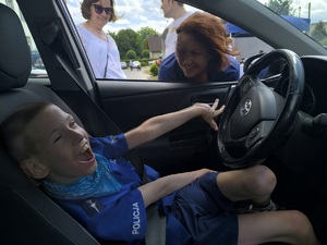 dziecko za kierownicą policyjnego radiowozu