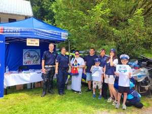 umundurowani policjanci z odwiedzającymi stoisko policyjne