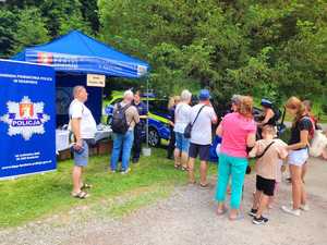 policyjne stoisko i osoby odwiedzające