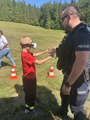 Policjant stojacy obok dziecka