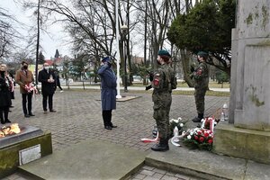 Komendant oddaje honor