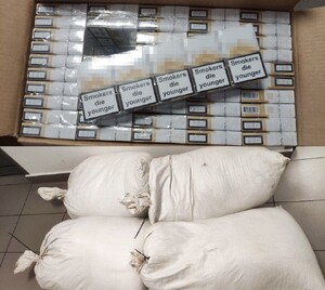 zdjęcie papieroców w kartonowym pudle i worków z krajanką