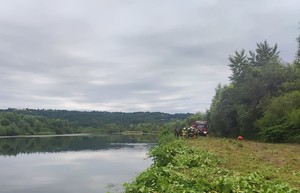 słuzby podczas poszukiwań na brzegiem rzeki