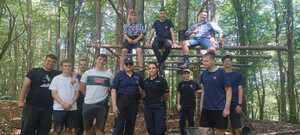 zdjęcie grupowe uczestników obozu z policjantkami