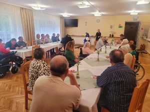 policjantka prowadząca prelekcję