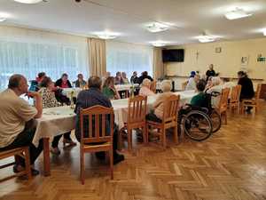 seniorzy podczas prelekcji