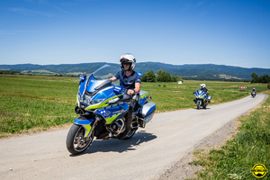 Policjanci jadący na motocyklach