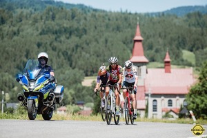 Policnat na motorze z kolarzmai