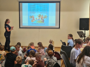 lekcja bezpieczeństwa wakacyjnego prowadzona przez krakowską policjantkę