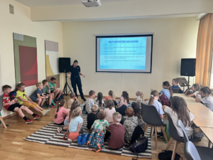 policjantka prowadzi prelekcję dla dzieci