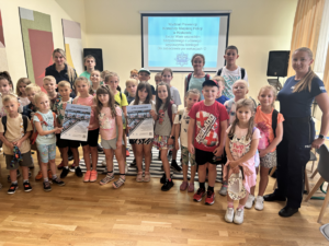 wspólne zdjęcie dzieci z policjantkami