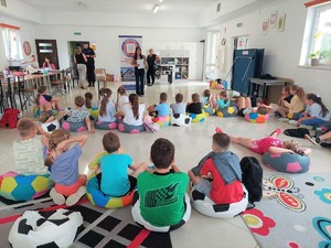 Policjant z pracownikiem sanepidu na spotkaniu